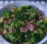 Makaron z tuńczykiem i brokułami, szybki i zdrowy obiad